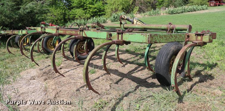 image for item DD8803 John Deere chisel