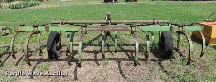 image for item DD8803 John Deere chisel