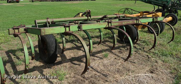 image for item DD8803 John Deere chisel