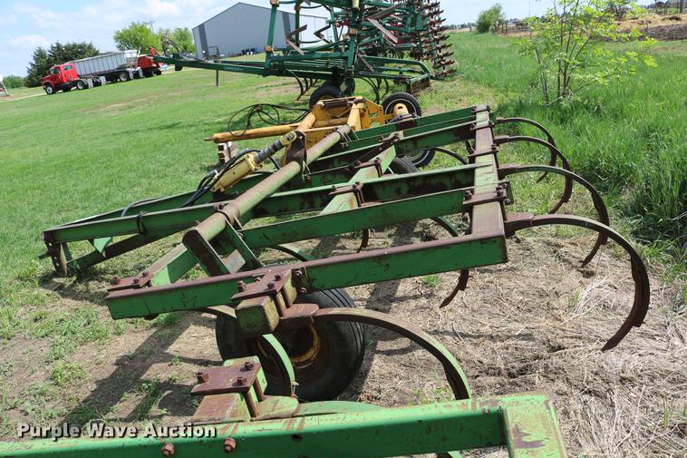 image for item DD8803 John Deere chisel