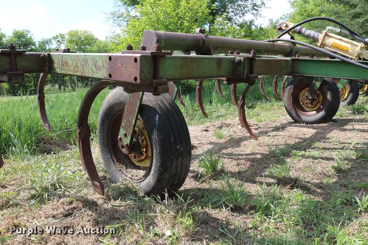 image for item DD8803 John Deere chisel