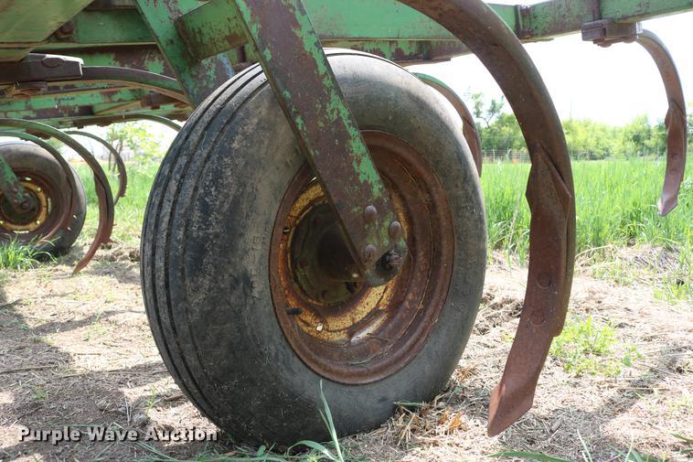 image for item DD8803 John Deere chisel