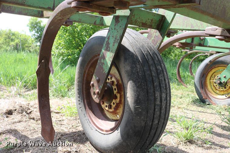 image for item DD8803 John Deere chisel