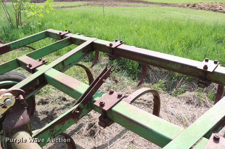 image for item DD8803 John Deere chisel