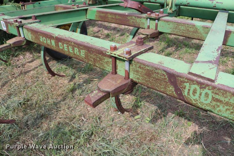 image for item DD8804 John Deere EO100 chisel