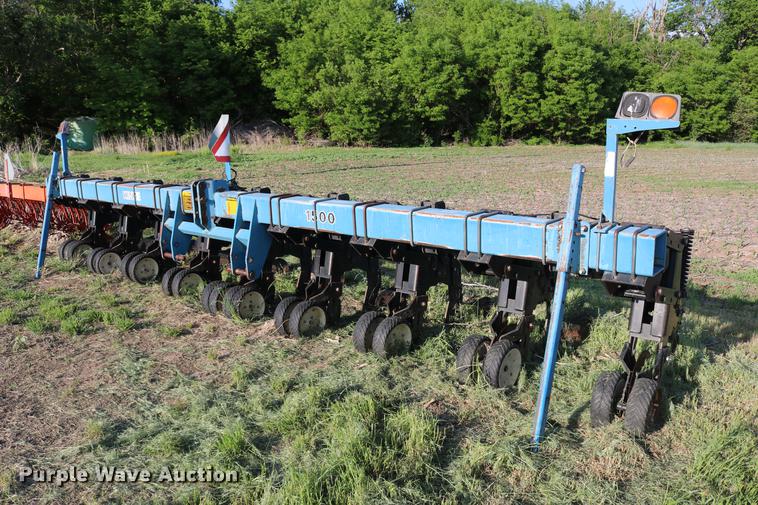 image for item DD8810 Kinze 1500 row crop cultivator