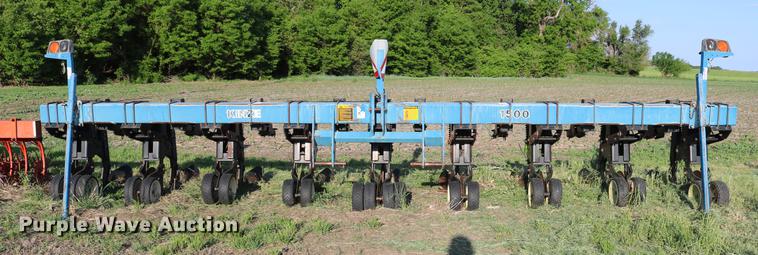 image for item DD8810 Kinze 1500 row crop cultivator