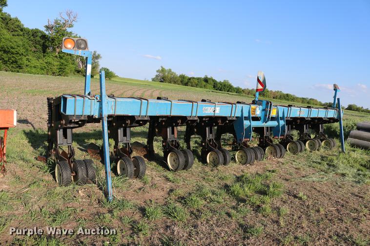 image for item DD8810 Kinze 1500 row crop cultivator