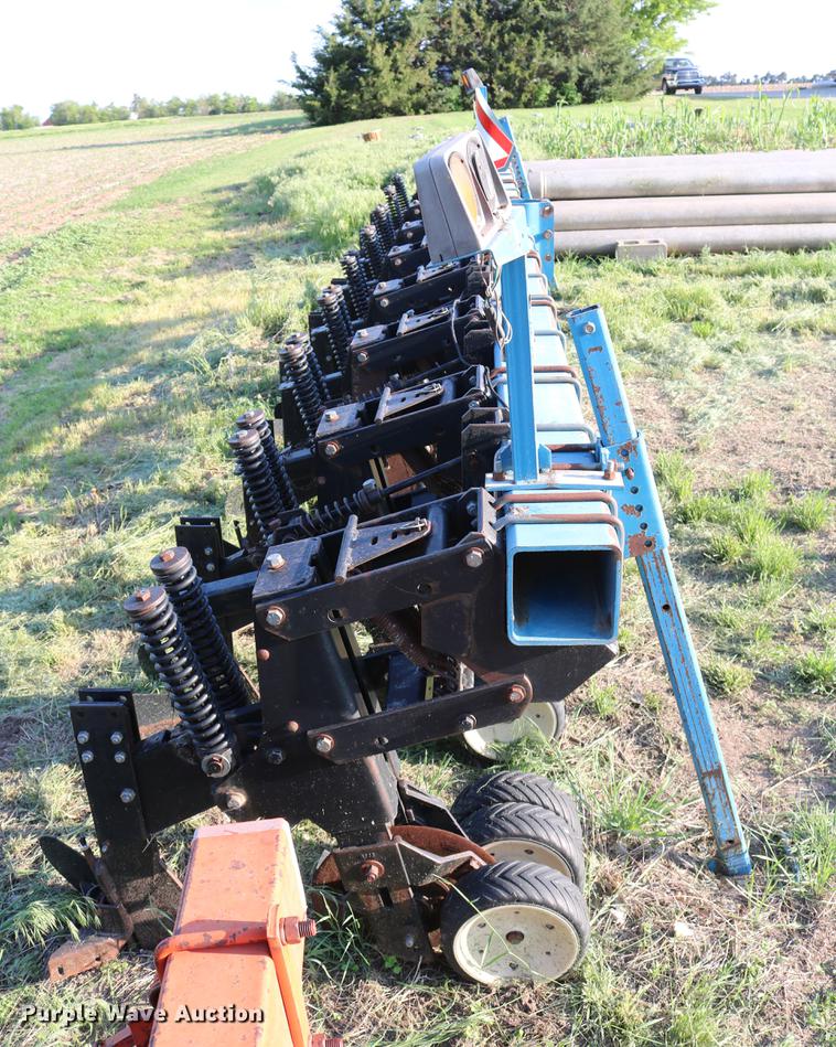 image for item DD8810 Kinze 1500 row crop cultivator