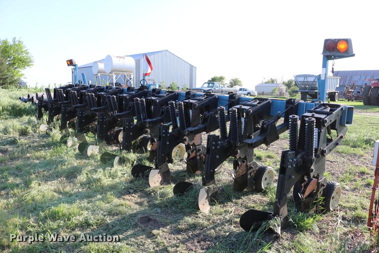 image for item DD8810 Kinze 1500 row crop cultivator