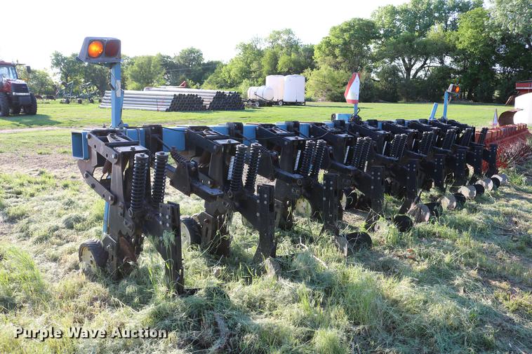 image for item DD8810 Kinze 1500 row crop cultivator