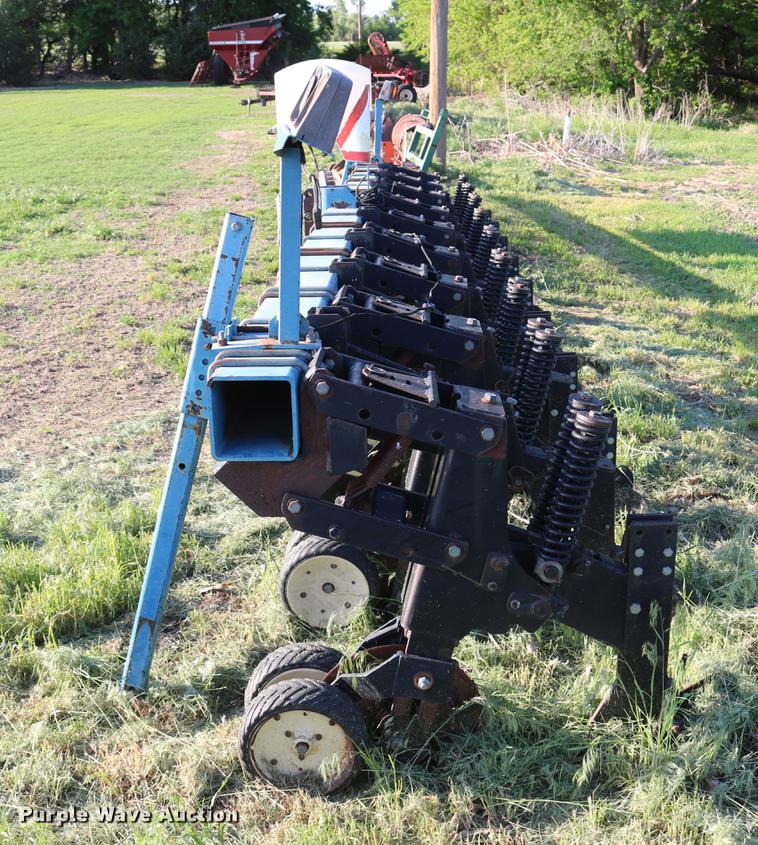 image for item DD8810 Kinze 1500 row crop cultivator