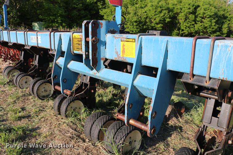image for item DD8810 Kinze 1500 row crop cultivator