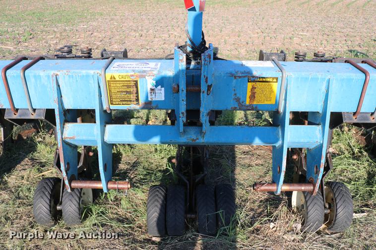 image for item DD8810 Kinze 1500 row crop cultivator