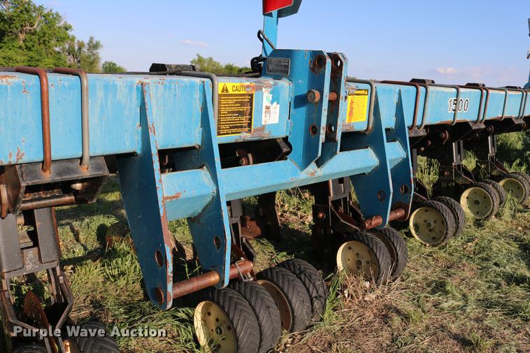 image for item DD8810 Kinze 1500 row crop cultivator