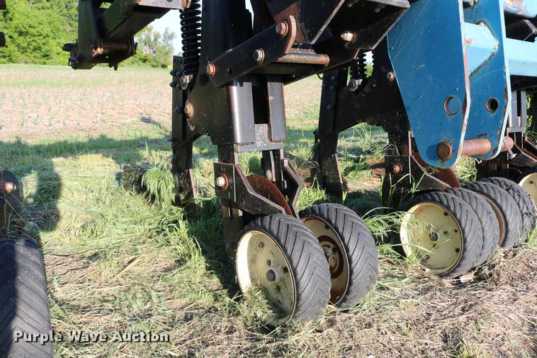 image for item DD8810 Kinze 1500 row crop cultivator