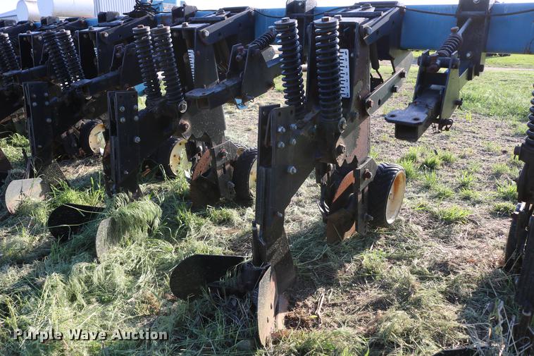 image for item DD8810 Kinze 1500 row crop cultivator