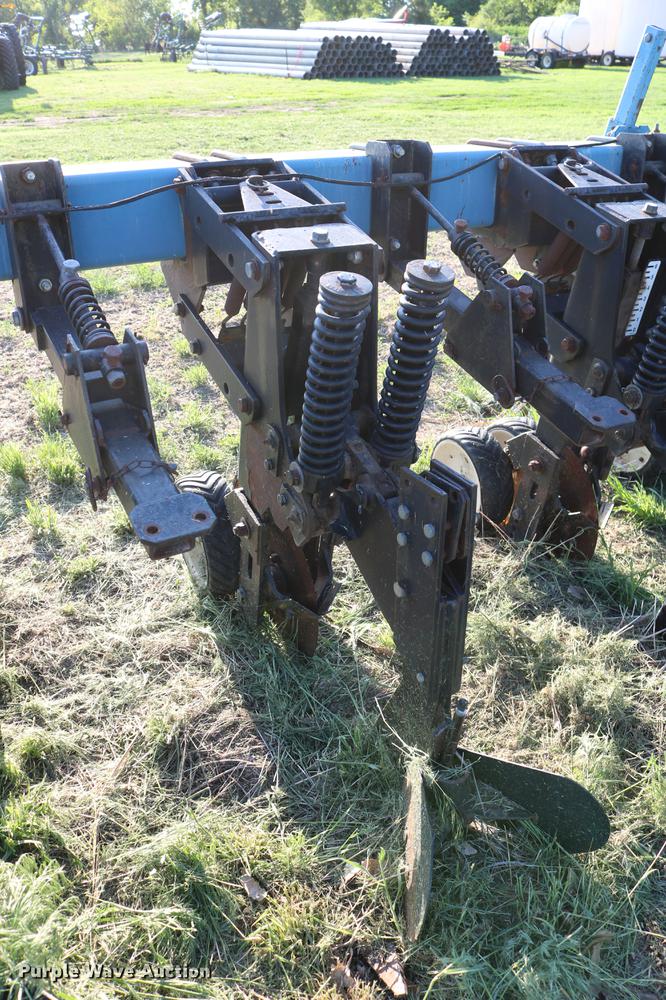 image for item DD8810 Kinze 1500 row crop cultivator