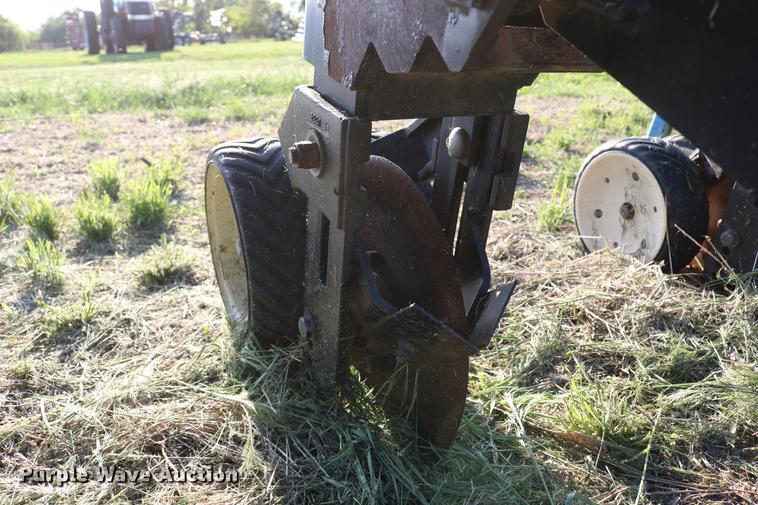 image for item DD8810 Kinze 1500 row crop cultivator
