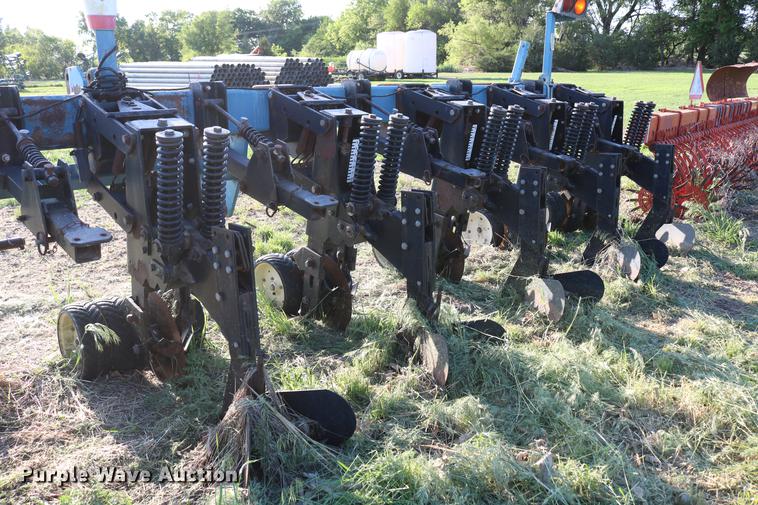 image for item DD8810 Kinze 1500 row crop cultivator