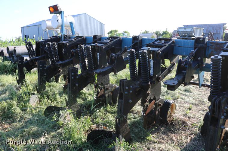 image for item DD8810 Kinze 1500 row crop cultivator