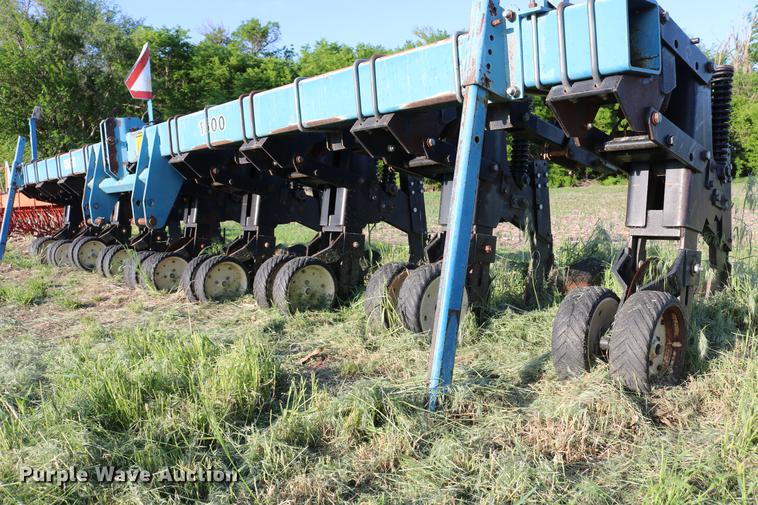 image for item DD8810 Kinze 1500 row crop cultivator