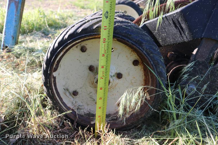 image for item DD8810 Kinze 1500 row crop cultivator