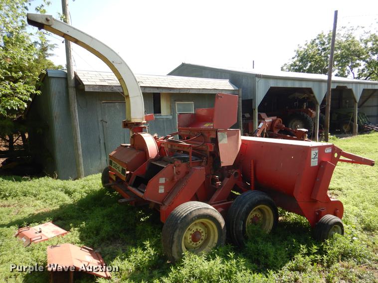 image for item DE1737 Gehl CB1060 forage harvester