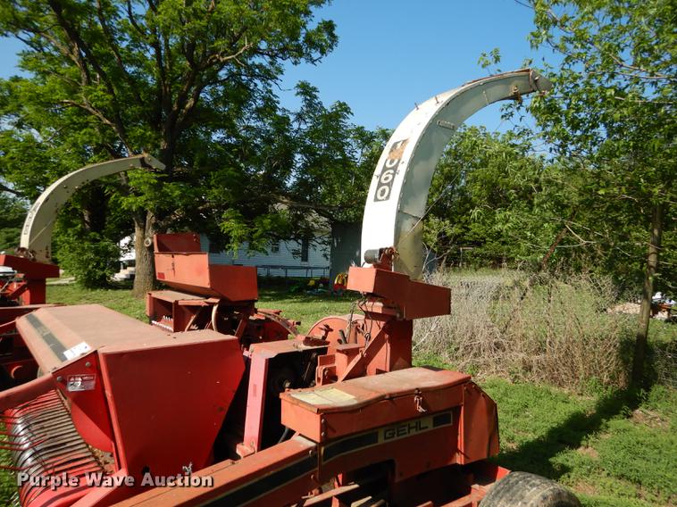 image for item DE1737 Gehl CB1060 forage harvester