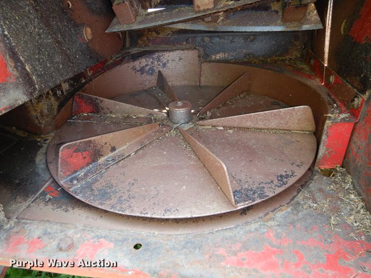 image for item DE1737 Gehl CB1060 forage harvester