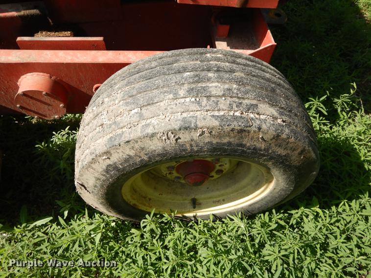 image for item DE1737 Gehl CB1060 forage harvester