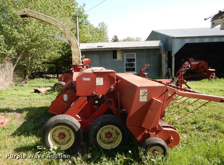 image for item DE1738 Gehl 1060 forage harvester