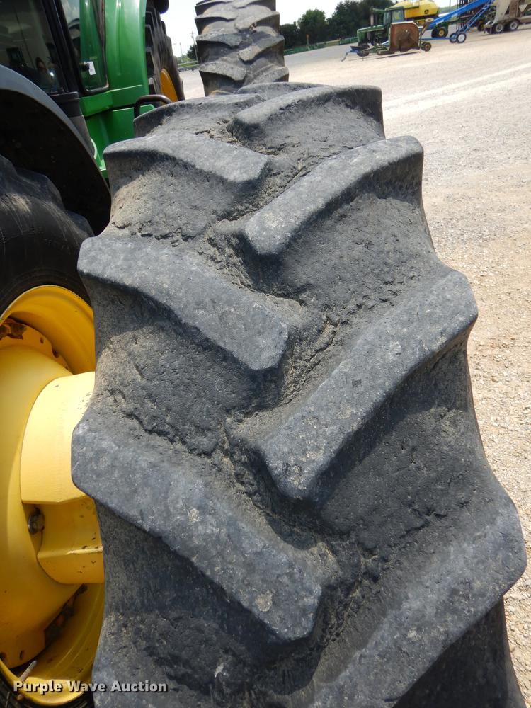 image for item DE1740 2005 John Deere 8520 tractor