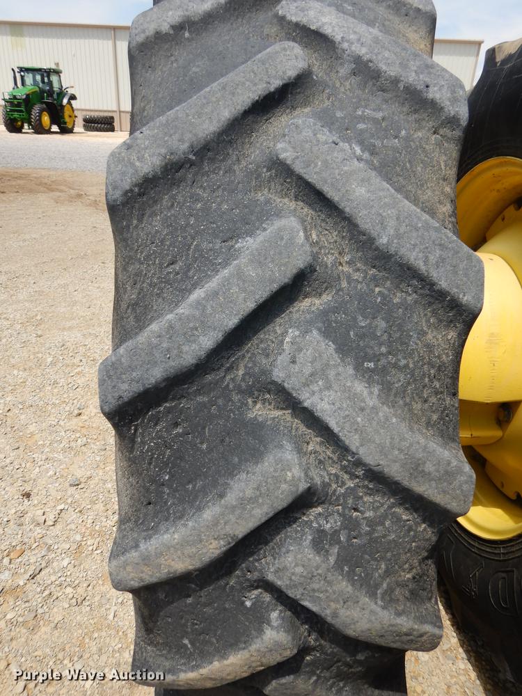 image for item DE1740 2005 John Deere 8520 tractor