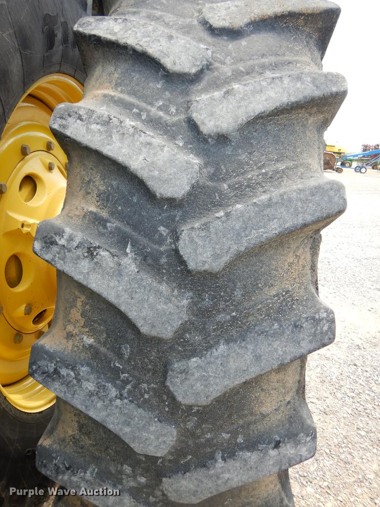 image for item DE1740 2005 John Deere 8520 tractor