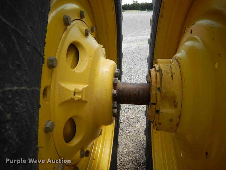 image for item DE1740 2005 John Deere 8520 tractor