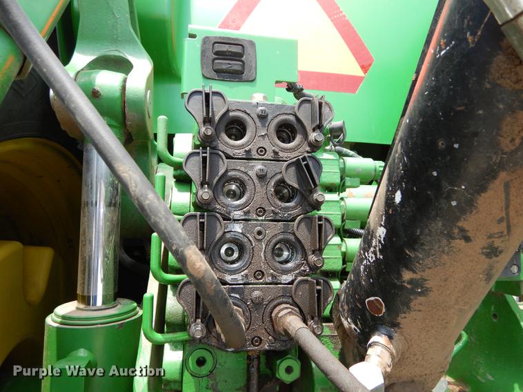 image for item DE1740 2005 John Deere 8520 tractor