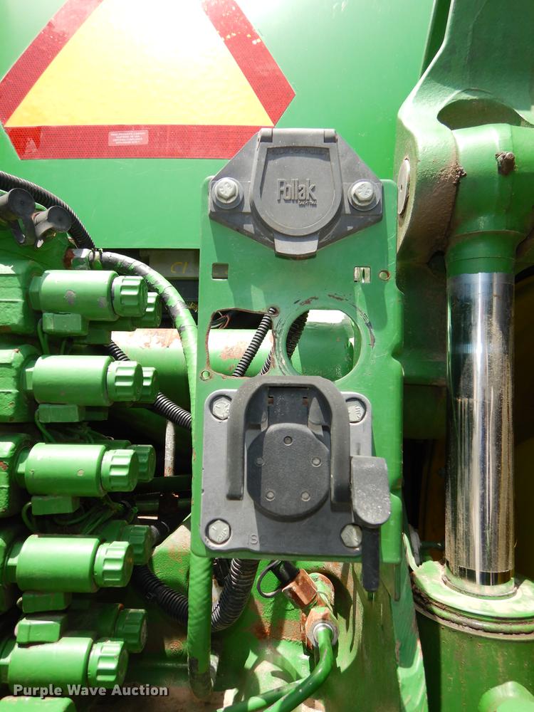 image for item DE1740 2005 John Deere 8520 tractor