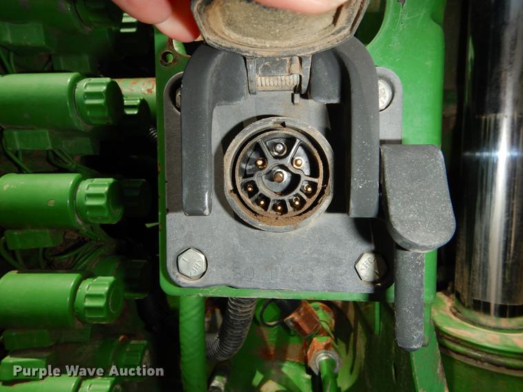 image for item DE1740 2005 John Deere 8520 tractor