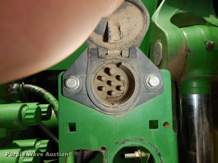 image for item DE1740 2005 John Deere 8520 tractor