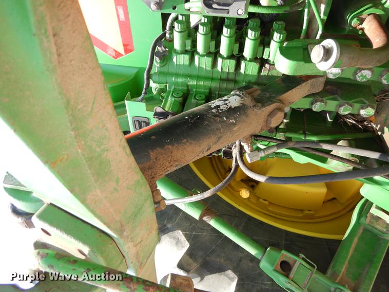 image for item DE1740 2005 John Deere 8520 tractor