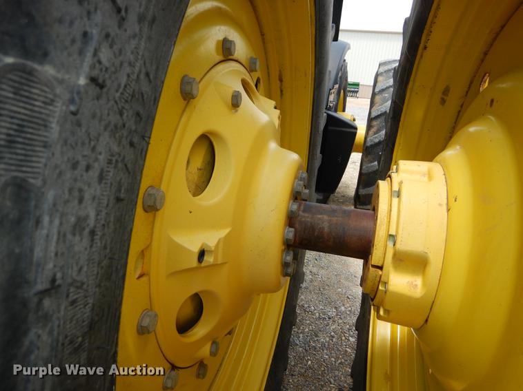 image for item DE1740 2005 John Deere 8520 tractor