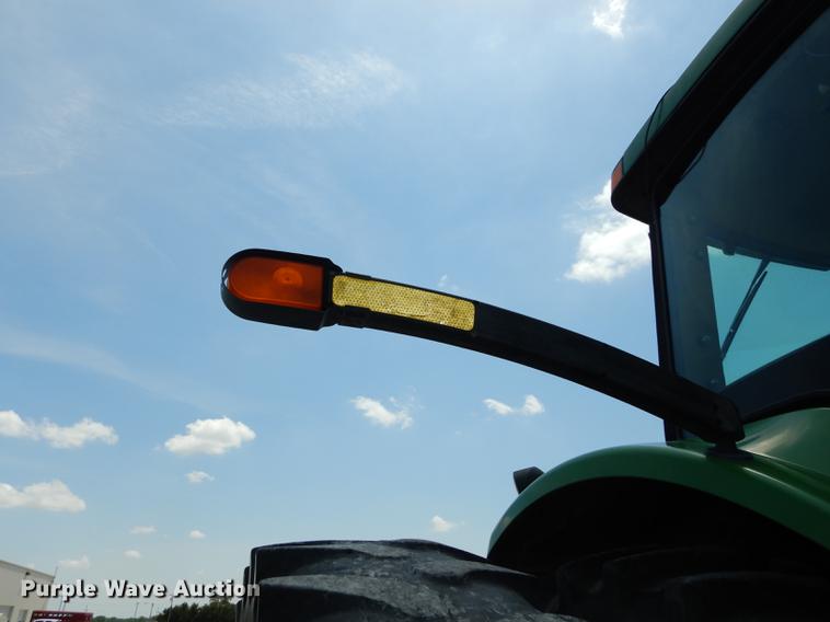 image for item DE1740 2005 John Deere 8520 tractor