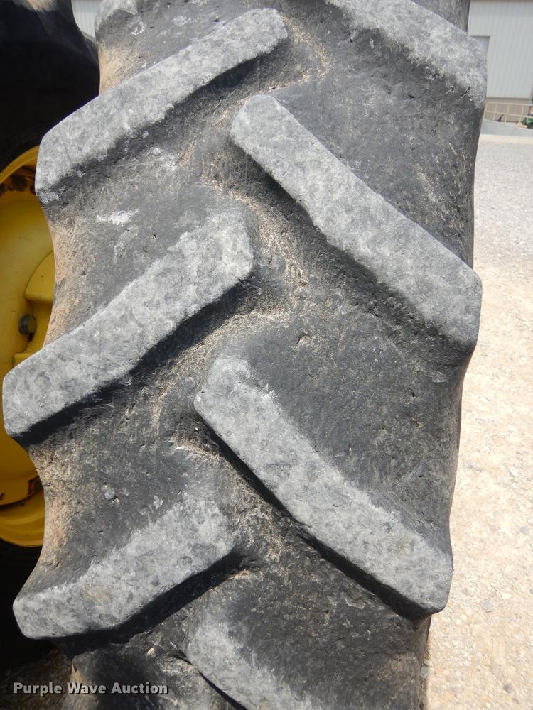 image for item DE1740 2005 John Deere 8520 tractor