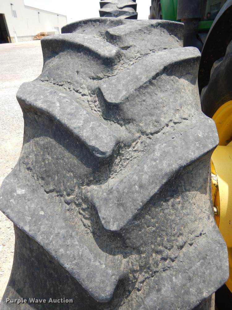 image for item DE1740 2005 John Deere 8520 tractor