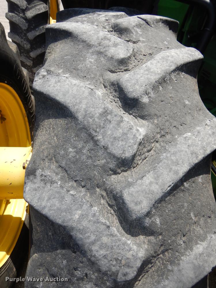 image for item DE1740 2005 John Deere 8520 tractor