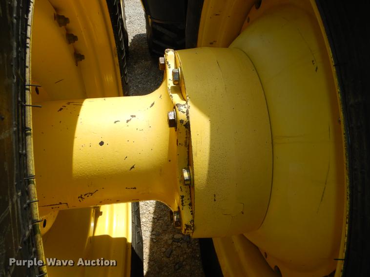 image for item DE1740 2005 John Deere 8520 tractor