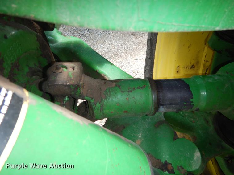 image for item DE1740 2005 John Deere 8520 tractor