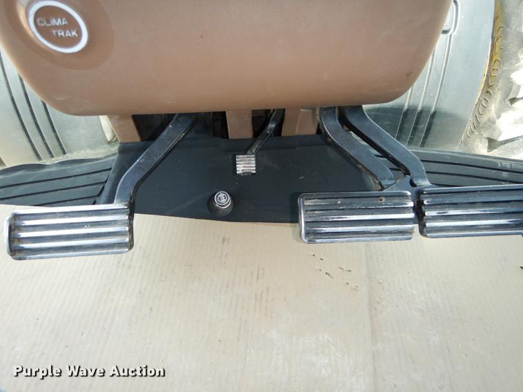 image for item DE1740 2005 John Deere 8520 tractor