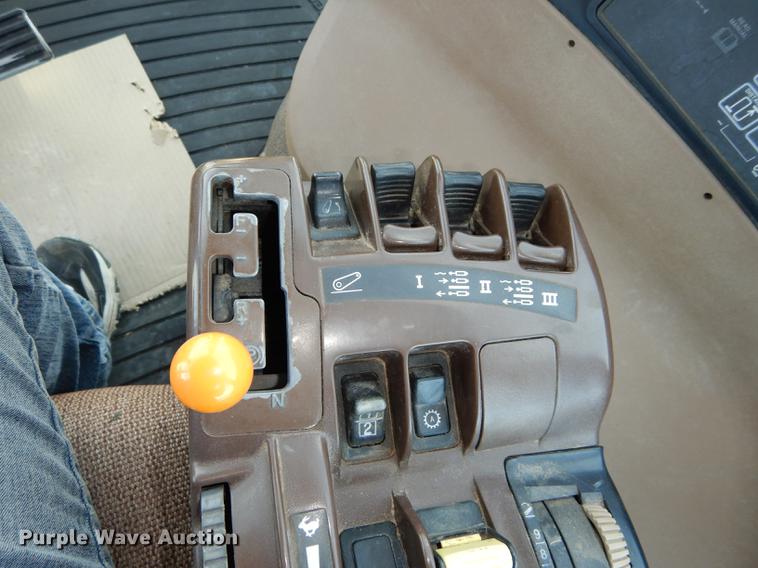 image for item DE1740 2005 John Deere 8520 tractor